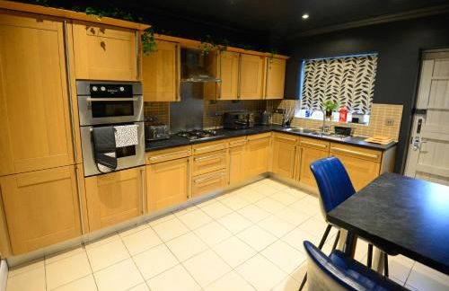 5 Bedroom House - DISC0UNTS - Parking, Contractors, Group, Family - Foto 43