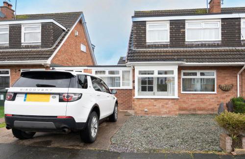 4BR Home and Parking with CCTV Contractors & Family - Photo 5