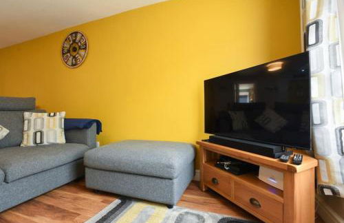 Air Maison - Family Home with Off-Road Parking - Photo 8