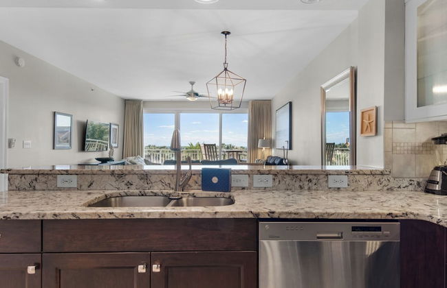 Spacious 2BR Condo w/ Partial Gulf Views, Pool, Across the Street From Beach! - Foto 12