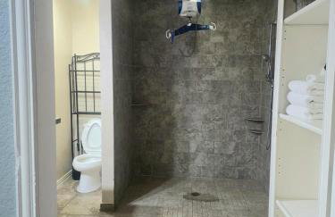 5BR3BA Home, 2 Blocks from Beach, ADA Accessible - Foto 17