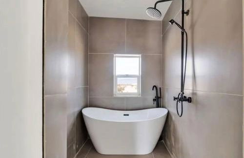 Serene Modern Home Backdoor with great WiFi, games, movies, patio seating and bbq Easy Access to North Joshua Tree National Park in 10 minutes - Foto 57