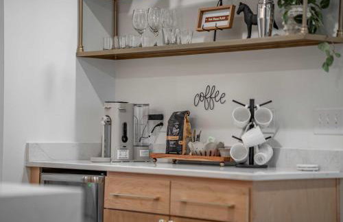 Modern Multi-Level Retreat with Rooftop Hot Tub - Foto 28