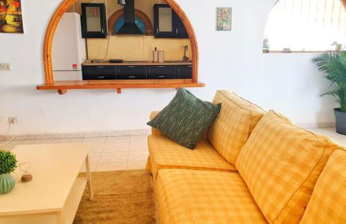 The perfect place to relax Bedroom with hot tub, beautiful tropical garden area. Bbq and big open spaces through all the house.It is located in a quiet place, but still 5 min away from the touristic Puerto Rico and walking distance from the beach - Foto 14