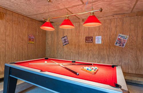 Log Cabin with Hot Tub, Game Room-10 min to NRG - Foto 5