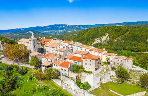 Stone Villa Galant with Pool - Happy Rentals - Foto 42