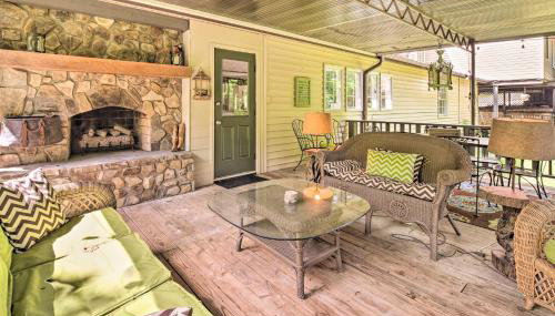 Deck with Fireplace Pet-Friendly Lake Lure Retreat - Foto 3