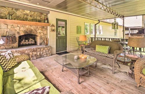 Deck with Fireplace Pet-Friendly Lake Lure Retreat - Foto 3