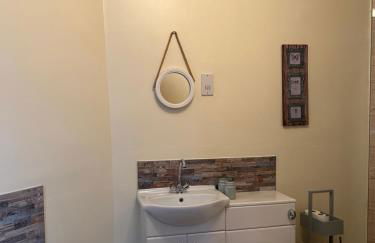 The Buxton Retreat A Luxurious 3-Storey Townhouse with Four Poster Bed and Double Jacuzzi Bath" - Photo 12