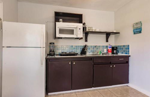 Poolfront Cottage Near Beach with Full Kitchen! - Foto 12