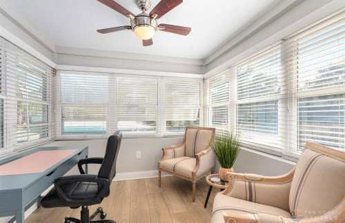 Adorable Dog Friendly Home with Fenced Yard, Office, STEPS to Canal & Hospital! - Foto 11