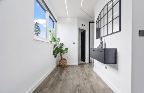 Stunning Penthouse-Style 2-Bed Uxbridge - Photo 7