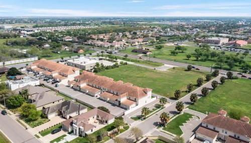 Luxurious Condo with Pool & Garage Close to Shopping - Foto 3