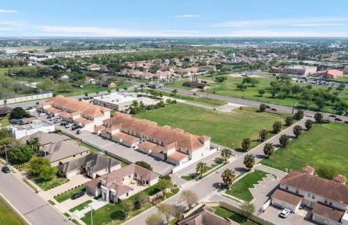 Luxurious Condo with Pool & Garage Close to Shopping - Foto 3