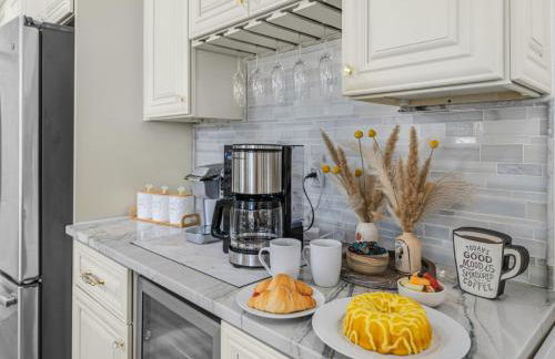 Stunning Gem Home w Heated Salt Pool & Game Room - Foto 22