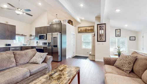 Steps to Dtwn and St Croix River! Stucco House - Foto 4