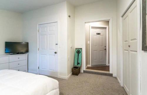 Luxurious 5 BR Home in the Heart of Sylvan Beach - Foto 17