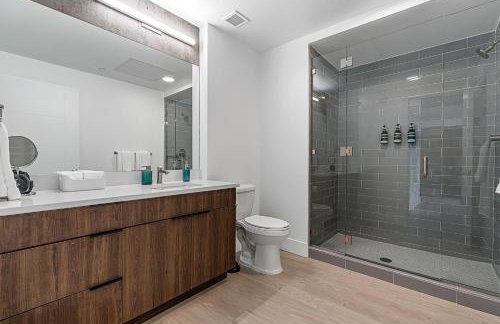 Exceptional 1BD BA-PoolHotTubGymParking- Downtown! - Foto 31