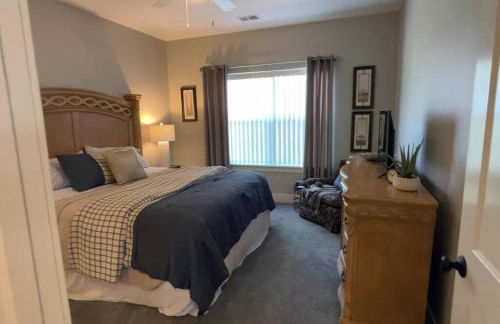 Main Floor New Charming 2 Bedroom Condo - Foto 5