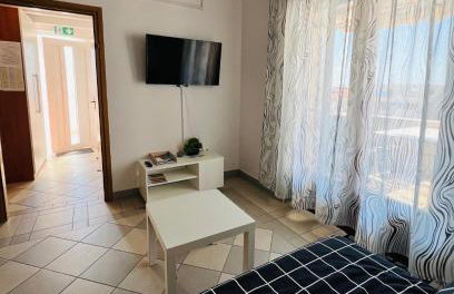 Sun n' Fun Apartments with Pool - Photo 15