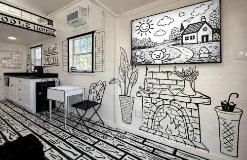 Whimsical Lakefront Tiny Home with Hand-Drawn Doodle Design Near Bastrop, Texas - Foto 2