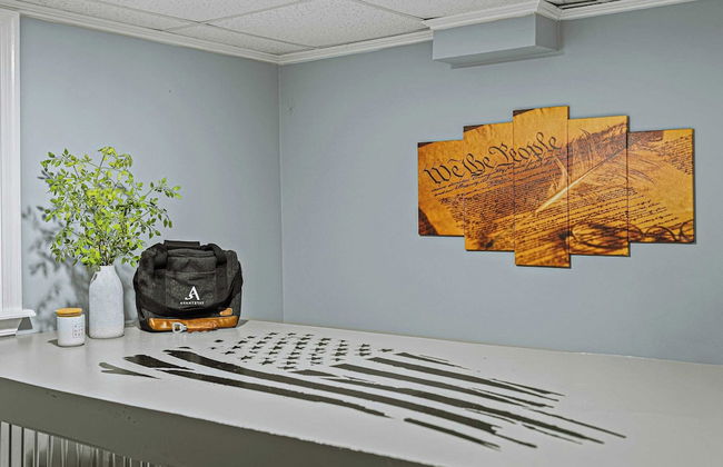 Frolic on Fern by Avantstay Enclosed Deck w/ Forest Views, Bar - Photo 23