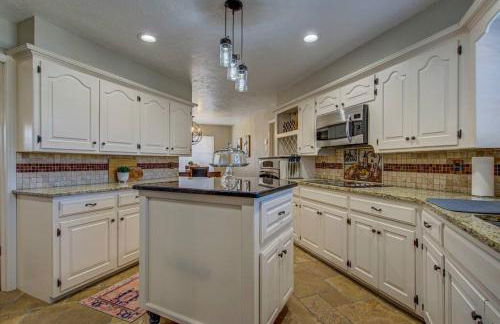 Entire Cozy Getaway with Pool - Foto 34