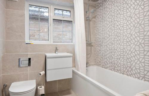 4 Bed House in Maidenhead, by ARP Homes, Driveway & Big Private Patio, Perfect Location for Business and Family Stays - Foto 10