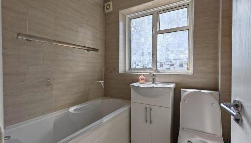 4 Bedroom 2 Bathroom House - Free parking - Foto 4
