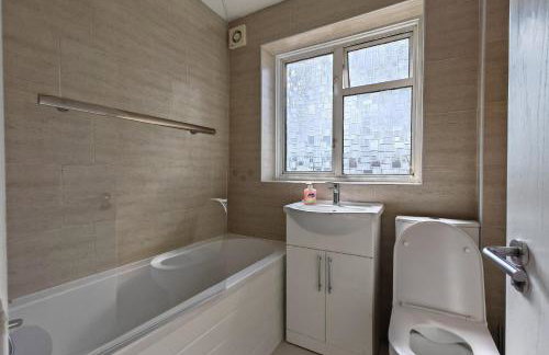 4 Bedroom 2 Bathroom House - Free parking - Foto 4