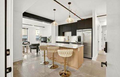 Chic Downtown Tulsa Beacon 2BR Stay - Foto 6