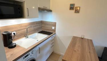 Studio neuf tout équipé - Calme - Proche centre ville - Parking gratuit - Foto 2