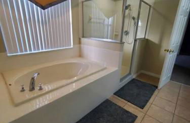 Spacious 5 bdrm 4 bth pool home, game room New Year special close to Disney, Epic Universe Spring Break Special - Foto 18