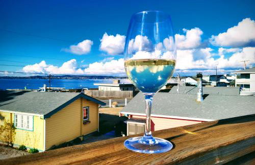 2nd story 1 bed apt #3 with kitchenette and a sweeping view of Birch Bay - Foto 9