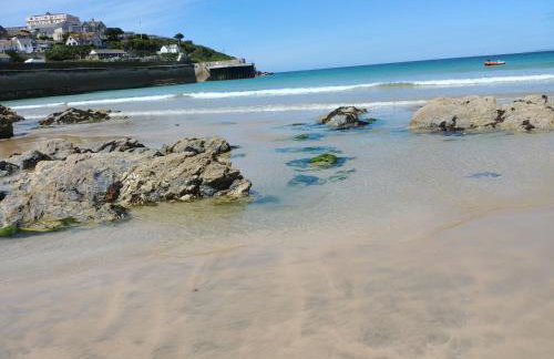 Meadow View Apartments are 2 and 3 bedroomed with private parking - Foto 106