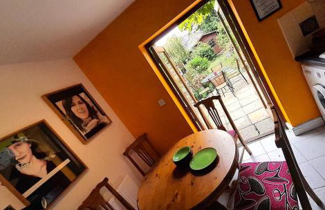 Lovely artist's home ecently refurbished - Photo 6