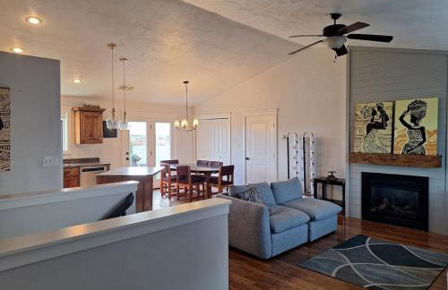 Spacious 5BR Home with Yard & Basement Lounge - Photo 17