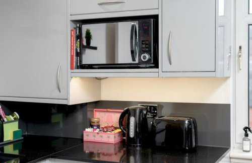 Stylish 2-Bed Flat with Balcony Near Haymarket - Pass the Keys - Foto 23