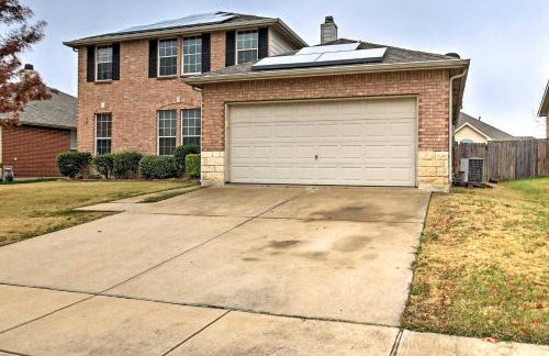 Quiet Arlington House with Yard near Joe Pool Lake! - Foto 1