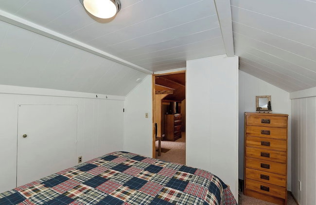 Sunshine Cabin - Cozy 2-Story Getaway - Photo 17