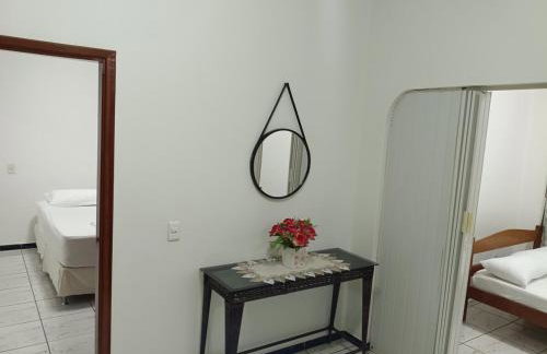 Casa grande, ar em todos os quartos, cabe 3 carros - Foto 23