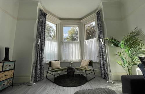 Spacious Flat! Sleeps 7, Pet Friendly and Parking - Photo 4