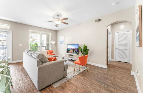 Prime SoCo King Bed 1BR & 2BR Suites w Gym, Pickleball, Laundry - Photo 34