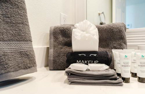 Modern Two Bedroom Suite with 2 King Beds Pool and Steps from the Beach - Foto 35