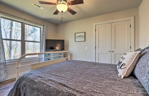 Creek-View Getaway with Deck, Yard, and Fire Pit! - Foto 12