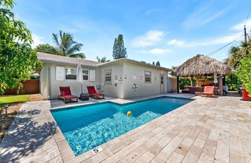 Boho Tiki Villa w Heated Saltwater Pool, King Beds & 6TVs - Photo 1