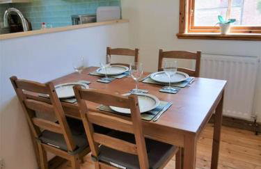 Riverside Cottage with balcony and fishing jetty - Foto 37