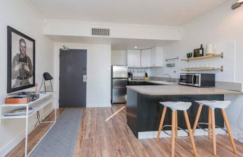 Two Condos on Music Row that Sleeps 14 with POOL and Parking - Foto 27