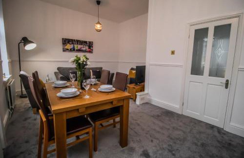 Free Parking, Ideal for Long Term Contractor, etc Stays, Regular Housekeeping Option, 10 min Walk from Beach and Metro 15-20 min Drive to Nissan & Newcastle - Dwellcome Home Ltd 2 DOUBLE Bedroom 3 Bed Apt, Fast WIFI - See our Site for Assurance - Foto 10
