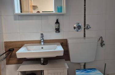 Neue moderne Ferienwohnung NaturBlick am Rothaarsteig mit Highspeed Internet Flatrate XXL Boxspringbett Terrasse mit PKW Parkplatz in Brilon 10 Minuten bis Willingen Ideal für Touristen und Geschäftsleute mit Rechnung - Foto 9